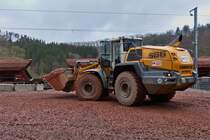 Liebherr 566 Radlader, beim Beladen eines Schüttgutwagens an einer provisorischen Verladestelle nahe Drauffelt. 04.21