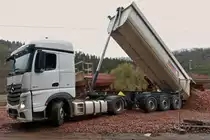 Mercedes Benz Actros entlädt Nachschub auf der Verladestelle nahe Drauffelt. 04.21