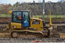 Caterpillar Planierraupe D4K, an einer Bahnbaustelle im Bahnhofsbereich von Wilwerwiltz. 04.21 