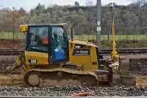 Caterpillar Planierraupe D4K, an einer Bahnbaustelle im Bahnhofsbereich von Wilwerwiltz. 04.21 