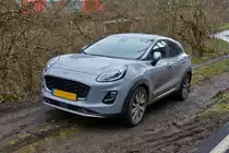 Ford Puma steht in einem Feldweg abgestellt. 04.21