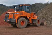Radlader Doosan DL 250 nahe einer Gleisbaustelle in Wilwerwiltz. 12.04.2021


