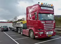 Scania Schwerlastsattelzug steht auf dem Parkplatz am Bahnhof in Wilwerwiltz. 04.21