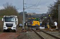 MAN Kipper wird von einem Volvo Raupenbagger an der Bahnbaustelle in Wilwerwiltz beladen. 04.21

