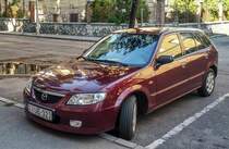 Mazda 323, fotografiert in September, 2020.