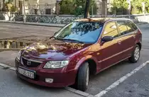 Mazda 323, fotografiert in September, 2020.