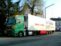 MAN TGA18.440 der Fa.Gartner ist mit einem Thermoauflieger am Bahnhofvorplatz in Ried i.I. abgestellt; 090404