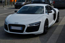 Sauberer Audi R8 aufgenommen an einem Parkplatz. 04.21