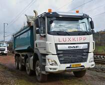 LKW DAF CF Kipper wartet an einer Baustelle auf seine Beladung. 04.21


