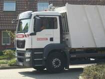14.04.2009: Ein MAN TGS 26.320 der Abfuhrgesellschaft Gifhorn REMONDIS (Niederlassung Nord). Hier bei der fahrt zur n�chsten M�lltonne.