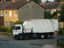 18.04.2009: Der MAN 26.320 f�hrt gerade aus einer Stra�e raus.