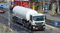 Eine IVECO Zugmaschine mit Tankaufleger, Tankinhalt siehe UN-Nr.: 33/1203 = Benzin am 19.04.21 Berlin Buch. 