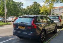 Rückansicht: Volvo XC60 der zweiten Generation, gesehen Pécs (Ungarn) in 07.2020.