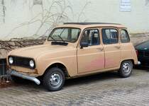 Renault R4 gesehen am 10.04.2021 beim Bahnhof Weiden Oberpfalz.