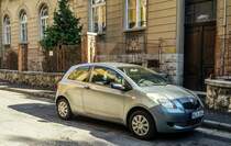 Dreitürer Toyota Yaris Mk2, gesehen in 09.2020.