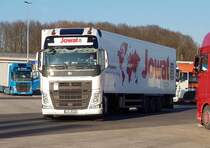 =Volvo FH-Sattelzug von JOWAT-Klebstoffe rollt auf eine freie Parkbucht auf einem Rastplatz an der A 7 im März 2021