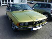 BMW E24 633 CSi, gebaut von 1976 bis 1982. Die Baureihe E24 wurde auf dem Genfer Salon des Jahres 1976 mit den Modellen 630 CS und 633 CSi vorgestellt. Im März 1976 stand ein solcher 633 CSi in Grundausstattung mit DM 43.100,00 in den Preislisten der BMW-Händler. Der Sechszylinderreihenmotor hat einen Hubraum von 3210 cm³ und leistet 197 PS. Essen-Kettwig am 25.04.2021.