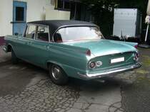 Borgward 2.3 Liter, P100 war die interne Werksbezeichnung. 1960 bis 1962. Der  Dicke , wie er auch genannt wurde, erlebte seine Vorstellung im September 1959 auf der Frankfurter Automobil Ausstellung. Auf dem Brüsseler Salon des Jahres 1960 stand dann der P100 mit der neuen Luftfederung. Technisch gut konzipiert und optisch gelungen brachte der Wagen die besten Voraussetzungen für Marktanteile in der Oberklasse. Der Konkurs der Borgward-Gruppe bereitete der Karriere dieses Modelles ein vorzeitiges Ende. Das Auto kostete durchgängig DM 12350,00. Die Luftfederung stand mit DM 800,00 und das Automaticgetriebe Hansa-Matic mit DM 980,00 in der Aufpreisliste. Der Sechszylinderreihenmotor hat einen Hubraum von 2238 cm³ und leistet 100 PS. Die Höchstgeschwindigkeit gaben die Bremer mit 160 km/h an. Borgwardtreffen im August 2013 an der Borbecker Dampfbierbrauerei.