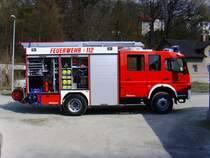 MB Feuerwehrfahrzeug der Freiwilligen Feuerwehr Adorf/Vogtland. Der Grund des Einsatzes war die Befllung der Dampflok 41 1144-9 die am 12.04.2009 mit einem Sonderzug in Adorf weilte und ihre Wasservorrte aus dem Hydranten ergnzte.