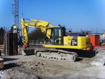 Kettenbagger Komatsu PC 210 LC auf der Baustelle der B6neu im April 2009 im Nordwesten Leipzigs.