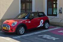 Mini Cooper SE an der Ladestation am Bahnhof von Wasserbillig. 04.2021