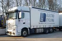 =MB Actros-Motorwagen von ELEKTROCYCLING, gesehen auf einem Rastplatz an der A 7 im März 2021