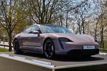 Porsche Taycan 4S, ausgestellt vor einem Einkaufszentrum im Norden von Luxemburg. 04.2021