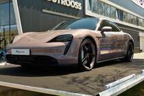 Porsche Taycan 4S, ausgestellt vor einem Einkaufszentrum im Norden von Luxemburg. 04.2021