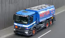 Hoyer Unternehmensgruppe mit einem MB ANTOS 2533 Tanklaster (UN-Nr.: 30/1202 = Dieselkraftstoff oder Gasöl oder Heizöl (leicht)) am 26.04.21 Berliner Stadtautobahn Höhe Knobelsdorffbrücke.