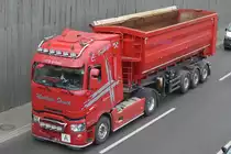 Matthias Struck (Erzgebirge) mit einem tollen hochwandigen Sattelkipper mit Renault Trucks T 520 Zugmaschine am 26.04.21 Berliner Stadtautobahn Höhe Knobelsdorffbrücke.