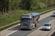Das Flagschiff im Fuhrpark von AUGST BAUSTOFFE ist der VOLVO FH16 mit 660PS! Die Zugmaschine und der Meierling Kippsattel sind im edelen Silber mit blauen Dekorstreifen unterwegs. Wie alle im Fuhrpark besitzt die Zugmaschine verchromte Dachlampenbgel, dazu kommt ein .Edelstahlfrontlampentrger, beleuchtetes Unterfahrschutzrohr an der Front, Sidepipe mit 3 Ausgngen, Steinschlagschutzgitter mit Aufschrift 660 horses.
In den Kopfsttzen ist eine 80 eingenht. An der Seite steht der Spruch  Bad Boys drive bad Toys  und an der Front steht BUDDY -> Freund oder Kumpel.