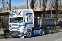 Ein Scania-Kippersattelzug wartet am 2021-04-09 in Bregenz darauf, nicht mehr benötigten Gleisschotter abholen zu dürfen.