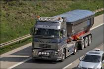 Das Flagschiff im Fuhrpark von AUGST BAUSTOFFE ist der VOLVO FH16 mit 660PS! Die Zugmaschine und der Meierling Kippsattel sind im edelen Silber mit blauen Dekorstreifen unterwegs. Wie alle im Fuhrpark besitzt die Zugmaschine verchromte Dachlampenbgel, dazu kommt ein .Edelstahlfrontlampentrger, beleuchtetes Unterfahrschutzrohr an der Front, Sidepipe mit 3 Ausgngen, Steinschlagschutzgitter mit Aufschrift 660 horses.
In den Kopfsttzen ist eine 80 eingenht. An der Seite steht der Spruch  Bad Boys drive bad Toys  und an der Front steht BUDDY -> Freund oder Kumpel.