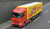 POCO Einrichtungsmärkte GmbH mit einem Sattelzug mit MB ACTROS 1845 Zugmaschine  am 26.04.21 Berliner Stadtautobahn Höhe Knobelsdorffbrücke.