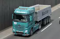 Erdbau, Transporte und Mineralölhandel Hustan OHG mit einem Sattelkipper mit MB ACTROS 1845 Zugmaschine am 26.04.21 Berliner Stadtautobahn Höhe Knobelsdorffbrücke.