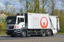Veolia Umweltservice Ost GmbH & Co. KG mit einem MAN TGS 26.360 Müllentsorgungsfahrzeug mit ZOELLER MEDIUM X2 Müllpresse am 26.04.21 Berlin Marzahn. 