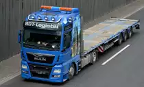 BDT Logistik GmbH mit einem Sattelzug mit Flachaufleger mit MAN TGX 18.430 Zugmaschine in schönem Design am 26.04.21 Berliner Stadtautobahn Höhe Knobelsdorffbrücke.