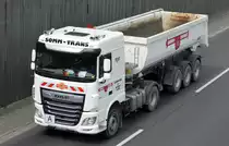 SOMM-TRANS Sommerfeldt GmbH mit einem DAF XF Sattelkipper am 26.04.21 Berliner Stadtautobahn Höhe Knobelsdorffbrücke.