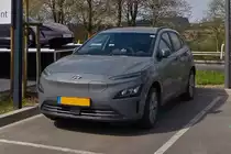 Hyundai Kona, aufgenommen auf einem Parkplatz. 04.2021