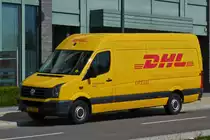 VW Crafter vom DHL steht f�r eine Lieferung am Stra�enrand. 04.2021