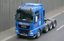 BDT Logistik GmbH mit einer vierachsigen MAN TGX 41.580 Schwerlastzugmaschine am 26.04.21 Berliner Stadtautobahn Höhe Knobelsdorffbrücke.