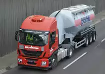 Spedition Peine GmbH mit einem Eutersilo-Sattelzug mit IVECO STRALIS Zugmaschine am 26.04.21 Berliner Stadtautobahn Höhe Knobelsdorffbrücke.