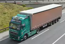 Die polnische Spedition FABEX Transport mit einem Sattelzug mit VOLVO FH 560 Zugmaschine am 26.04.21 Berliner Stadtautobahn Höhe Knobelsdorffbrücke.