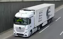 MB ACTROS 1845 Zugmaschine der slowenischen Fa. Kaps commerce d.o.o. mit Aufleger der Combino Group am 26.04.21 Berliner Stadtautobahn Höhe Knobelsdorffbrücke.