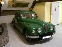 Bristol 403. Nach Ende von WW2 suchte die britische Flugzeugfirma Bristol Aeroplane Company aus Filton/Gloucestershire ein neues Betätigungsfeld. Man entschied sich für die Herstellung von Sportwagen. Das Coupe 403 wurde von 1953 bis 1955 in reiner Handarbeit produziert. Da die Konstrukteure der Marke Bristol eng mit dem BMW-Werk in München zusammen arbeiteten sind gewisse optische Ähnlichkeiten der Karosserie mit BMW-Vorkriegsmodellen nicht von der Hand zu weisen. Der Sechszylinderreihenmotor des 403 hat einen Hubraum von 1971 cm³ und leistet 100 PS. Die Höchstgeschwindigkeit soll bei 172 km/h gelegen haben. Automuseum Wolfegg im Jahr 2017.