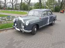 Mercedes Benz W120 180D, gebaut von 1954 bis 1957. Ein solcher 180 stand bei seiner Vorstellung im Juli 1954 mit einem Kaufpreis von DM 10.300,00 in den Preislisten der Händler. Dafür bekam der Käufer ein solides, modernes Fahrzeug mit einem Vierzylinderreihenvorkammerdieselmotor. Dieser Motor leistet aus einem Hubraum von 1767 cm³ 40 PS. Wasserbahnhof in Mülheim an der Ruhr am 30.04.2021.