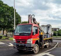 Mitsubishi (Canter) Rexter mit Kranaufbau. Aufnahmezeit: August, 2020.