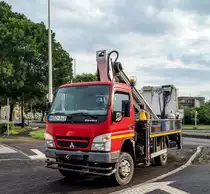 Mitsubishi (Canter) Rexter mit Kranaufbau. Aufnahmezeit: August, 2020.