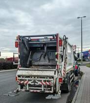 Rückansicht:Mitsubishi Fuso Canter Mülltransportwagen. Foto: Mai, 2020.