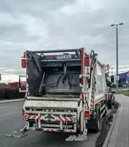 Rückansicht:Mitsubishi Fuso Canter Mülltransportwagen. Foto: Mai, 2020.